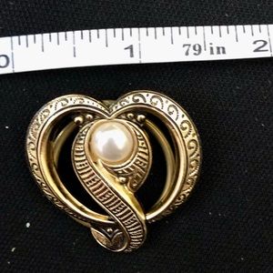 Faux Pearl and gold tone scarf clip